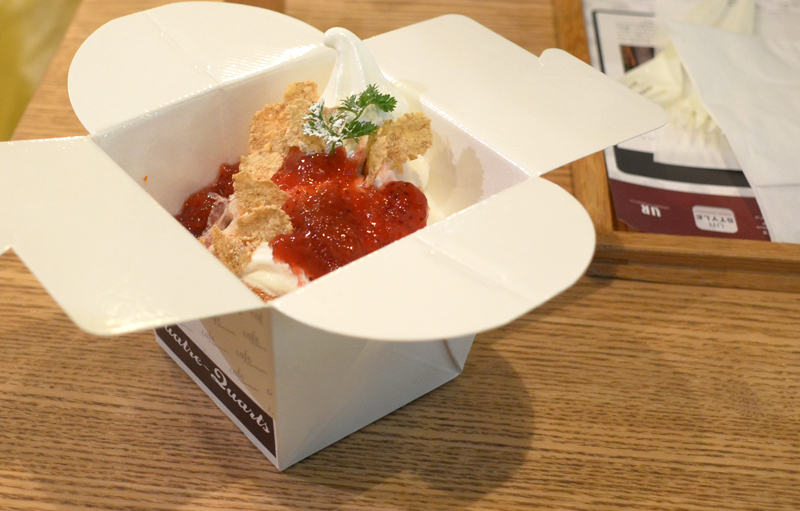 今回注文したのは季節限定のストロベリーとミルクティーフレーバーのもの。 紅茶がパンケーキの生地に練り込まれていて、贅沢な甘さです。