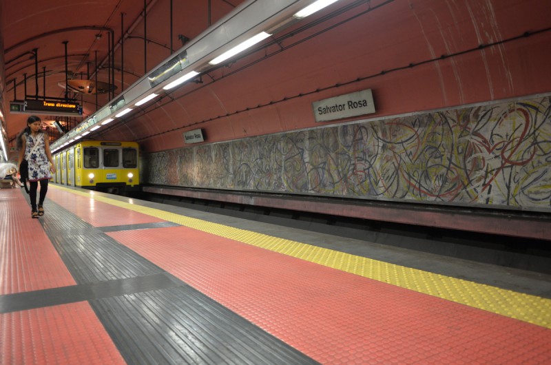 ナポリの地下鉄（メトロ）の中でもラインAは駅も車両も非常にクリーンで、治安もそれほど悪くありません。 駅がそれぞれ別のテーマの現代アートを施したデザインになっており面白いですが、地下鉄駅からプラットフォームまでが長い難点です。写真の駅はSalvatore Rosa。最もイカれた現代アートが見れる駅です。